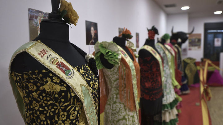 Vestido y banda de honor de la reina de Perales 2004, en primer término / AYUTO PERALES DE TAJUÑA