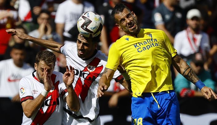 Lejeune y Catena luchan por el balón con Negredo / EFE