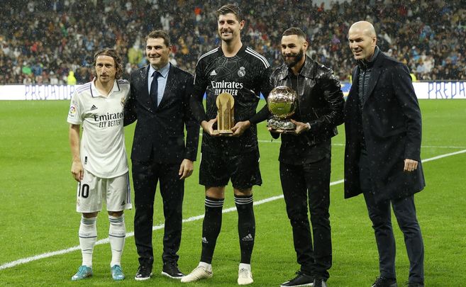 Modric, Casillas, Curtois, Benzema y Zidane posan antes de comenzar el partido / EFE