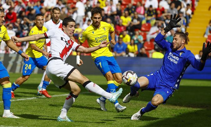 El portero del Cádiz, Conan, bloquea el balón / EFE