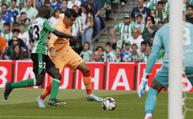 Sabaly pelea una posesión con el delantero del Atlético de Madrid Álvaro Morata / EFE