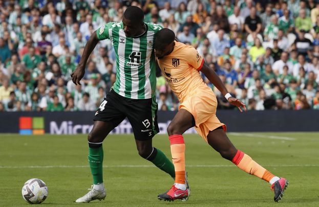 William Carvalho pelea una posesión con el centrocampista del Atlético de Madrid Kondogbia / EFE