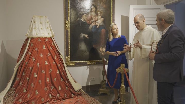 Manto de la reina Isabel II en la Real Basílica Nuestra Señora de Atocha / Redacción