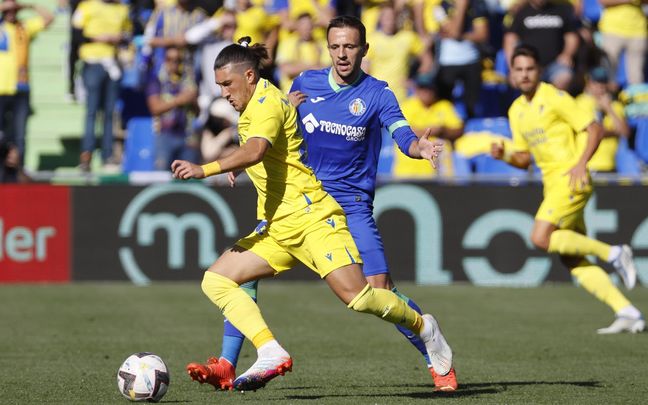 El centrocampista esloveno del Getafe FC, Nemanja Maksimovic lucha por el balón con el defensa uruguayo Luis Espino del Cádiz FC / EFE
