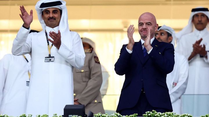 El emir de Catar, Sheikh Tamim bin Hamad Al Thani , junto al presidente de la FIFA, Gianni Infantino / EUROPA PRESS