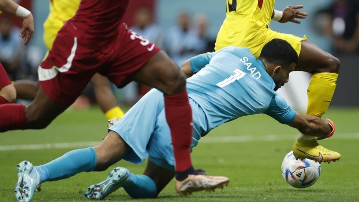 El arquero Saad Al Sheeb de Catar disputa un balón con Énner Valencia / EFE