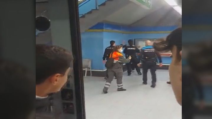 Momento en el que agentes de la Policía Nacional y Municipal de Madrid detienen al individuo que andaba por las vías de la L12 / TikTok