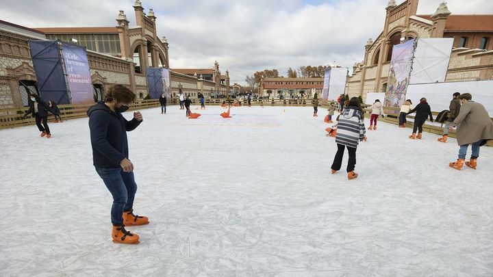 Varias personas patinan en la pista de hielo al aire libre de Matadero / EUROPA PRESS
