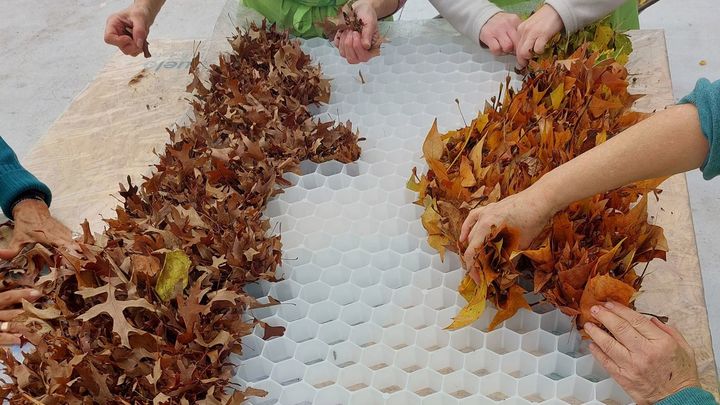 Las plantas secas se han engarzado en una estructura  metálica / ASOC. MIRAFLORES VILLA FLORIDA