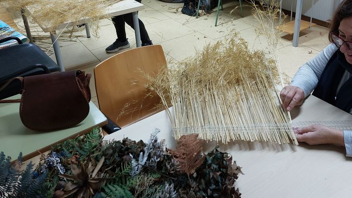 Trabajando en la elaboración de la fachada / ASOC. MIRAFLORES VILLA FLORIDA