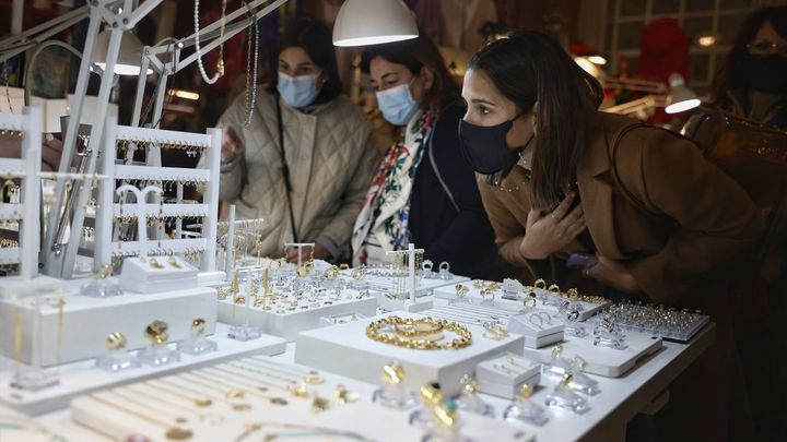 Varias personas en un puesto de joyas, el día de la apertura del Mercadillo del Gato, / EUROPA PRESS