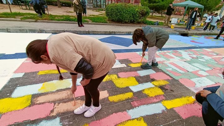 Realización del mural por la paz en el suelo de Puente de Vallecas / FUNDACIÓN ANASTASIO GRACIA