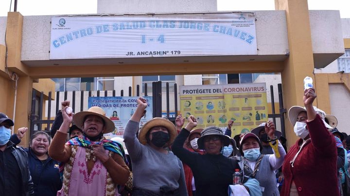 Familiares de los heridos por los enfrentamientos entre los manifestantes y la policía protestan en un centro de salud en Juliaca / EFE