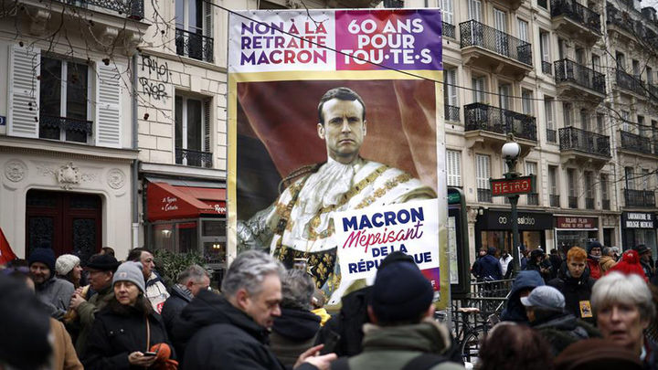 Un manifestante sostiene un cartel que representa al presidente francés Emmanuel Macron durante una huelga nacional / EFE
