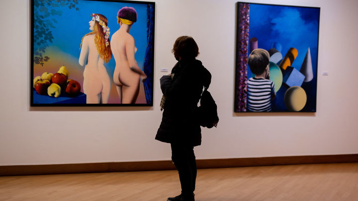 Una mujer ante la obra pictórica de Eduardo Úrculo en el Antiguo Hospital de Santa María la Rica de Alcalá / AYTO ALCALÁ DE HENARES