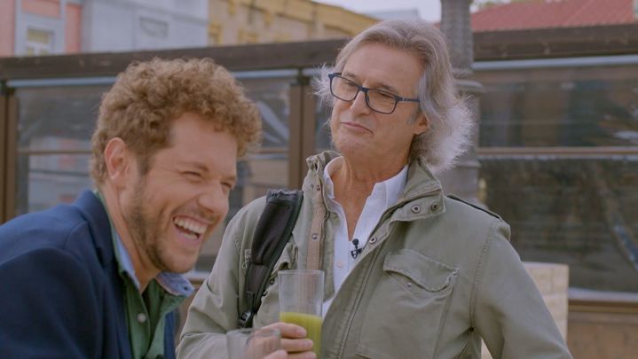 Daniel Diges probando el zumo verde de Poty Castillo / Redacción