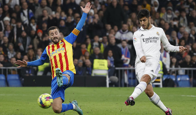 Marco Asensio ante el Valencia / EFE