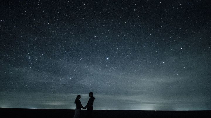Una pareja bajo las estrellas / DOMINIO PÚBLICO