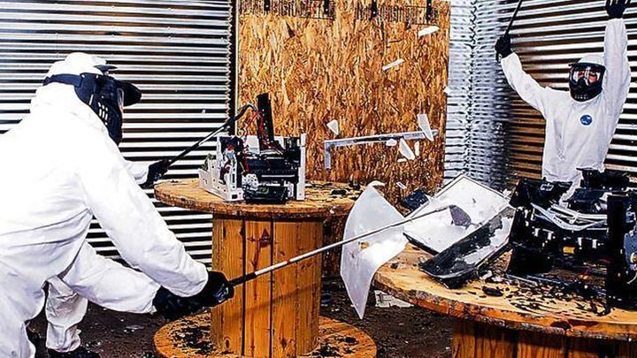 Dos personas destrozando diferentes máquinas en  'Rompe Madrid' / ROMPE MADRID