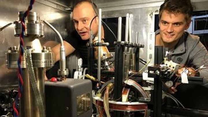 Winfried Hensinger y Seb Weidt, junto la computadora cuántica que están desarrollando en la Universidad de Sussex / Universidad de Sussex