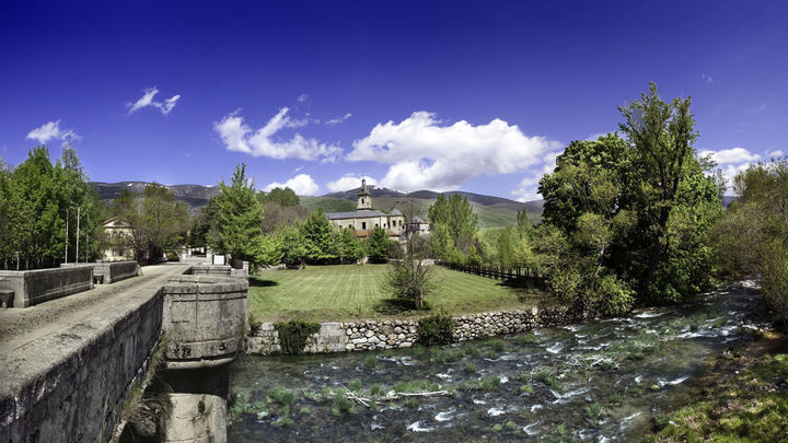 Vista del Puente del Perdón, la Cartuja de El Paular y las montañas de la Sierra de Guadarrama / COMUNIDAD DE MADRID