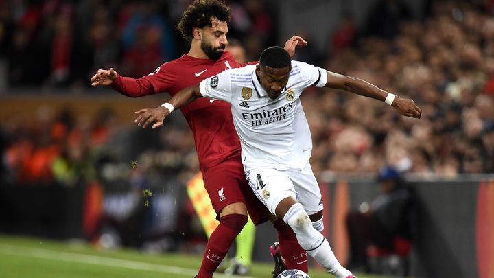 Salah y Alaba disputan un balón en el Liverpool - Real Madrid de Champions / EFE/EPA/Peter Powell