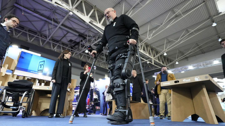 Un hombre prueba el funcionamiento del Able Exoskeleton en el Mobile World Congress (MWC) / EFE/Alejandro García