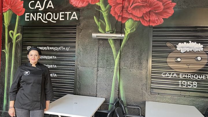 Berta en el mural pintado al lado de la puerta del bar / PABLO ALVIRA FUERTES