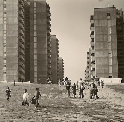 Escolares camino del colegio en 1977 / AVA DE ALUCHE