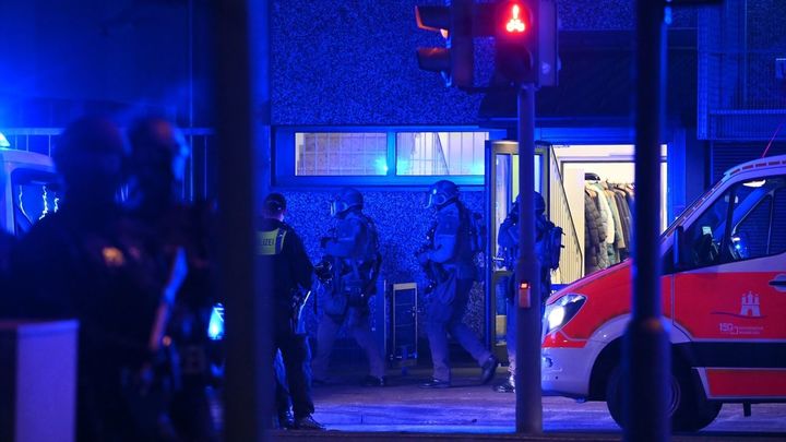 Agentes de Policía inspeccionan el centro religioso de los Testigos de Jehová en Hamburgo, Alemania, donde se ha producido el tiroteo / Jonas Walzberg / Dpa