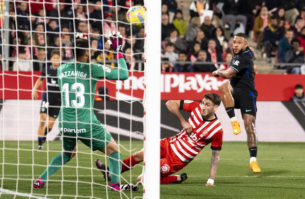 Memphis Depay ante el Girona / EFE