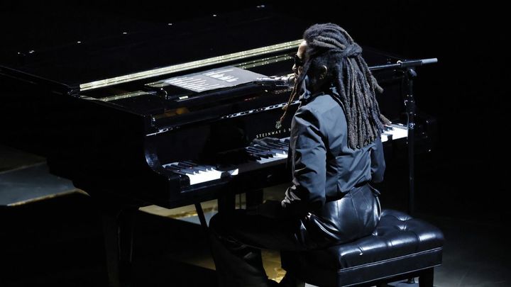 Lenny Kravitz interpretó en piano “Calling All Angels” en 'In Memorial' / EFE