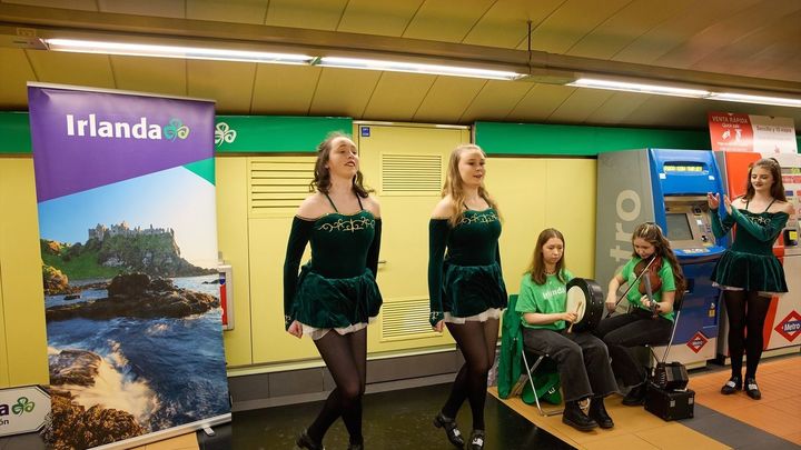 Artistas de la University College Dublin Dance Society actúan en la estación de San Bernardo / EUROPA PRESS