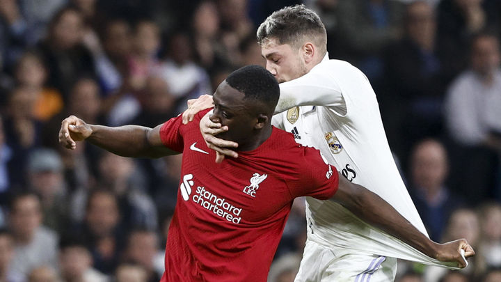 Fede Valverde ante el Liverpool / EFE