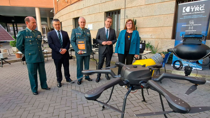 El teniente general Mando de Apoyo de la Guardia Civil, Arturo Espejo (centro), junto al director general del CDTI, Francisco Javier Ponce (a su derecha) y el delegado del Gobierno en Castilla-La Mancha, Francisco Tierraseca (segundo por la izquierda), durante la presentación del prototipo / ARCHIVO