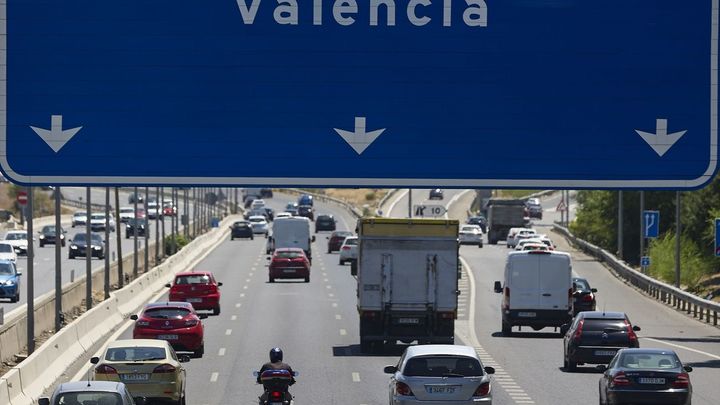 Numerosos vehículos circulan por la autovía A-3 / EUROPA PRESS