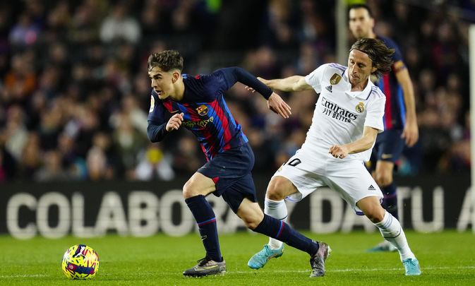 Modric ante el Barcelona / EFE