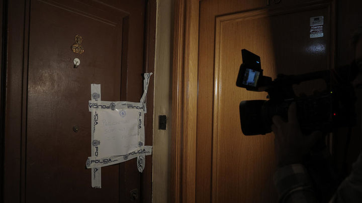 Detalle del precinto policial en la vivienda donde un hombre de 37 años ha matado esta madrugada supuestamente a su madre, de 68, por lo que ha sido detenido. / EFE