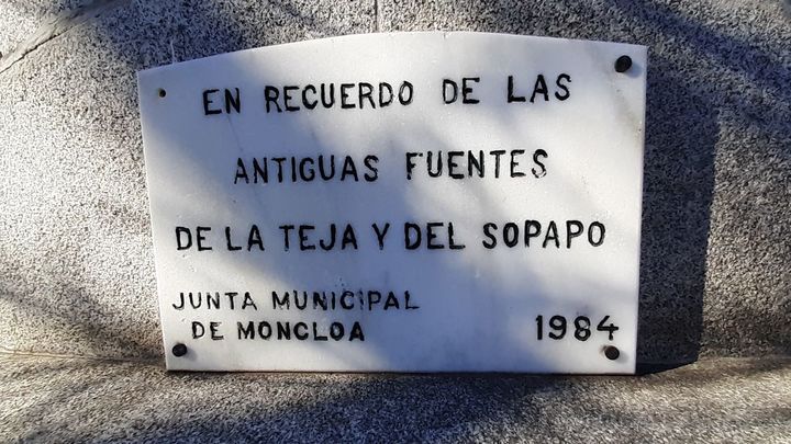 La placa colocada en la fuente de la Ribera del Manzanares / P.O.
