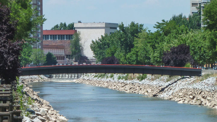 Pasarela de Almuñécar sobre el Río Manzanares / LUIS GARCÍA / CC
