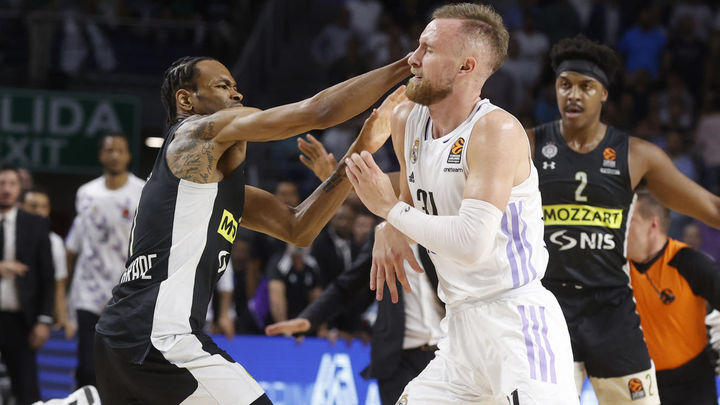 Kevin Punter golpea a Džanan Musa, en el partido de Euroliga entre el Real Madrid y el Partizan / EFE / Juan Carlos Hidalgo