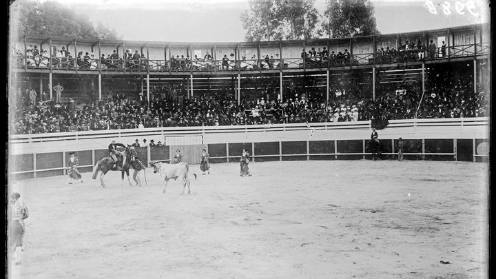 Actuación de la cuadrilla de Niñas Toreras en la plaza de toros del campo Euskaro en1900 / DOMINIO PÚBLICO