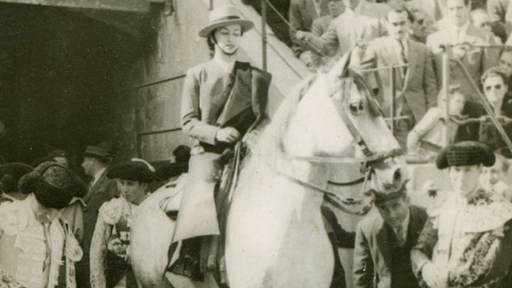 Conchita Cintrón y su cuadrilla en la plaza de toros de Santa María la Real de Nieva (Segovia, España) / WIKIPEDIA