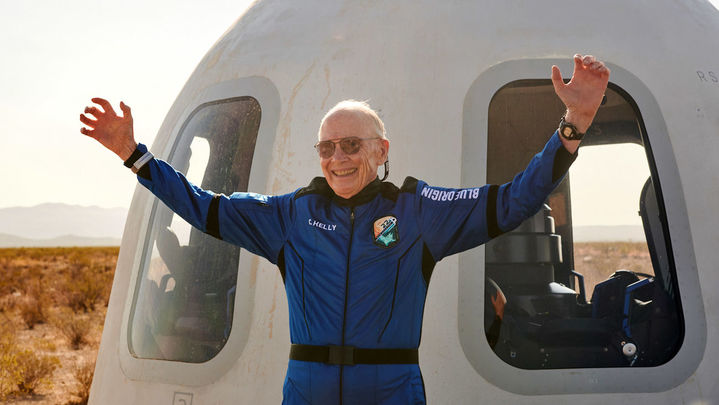 Clint Kelly III posa junto a la cápsula de recuperación de la NS22, en agosto de 2022 / Blue Origin