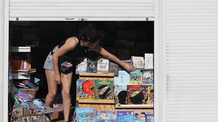 Levantando las persianas de una caseta de la FLM / EUROPA PRESS