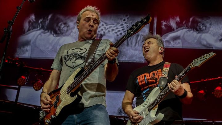 El cantante David Summers y el guitarrista Rafael Muñoz, de la banda Hombres G actuando en el Wizink Center / EFE