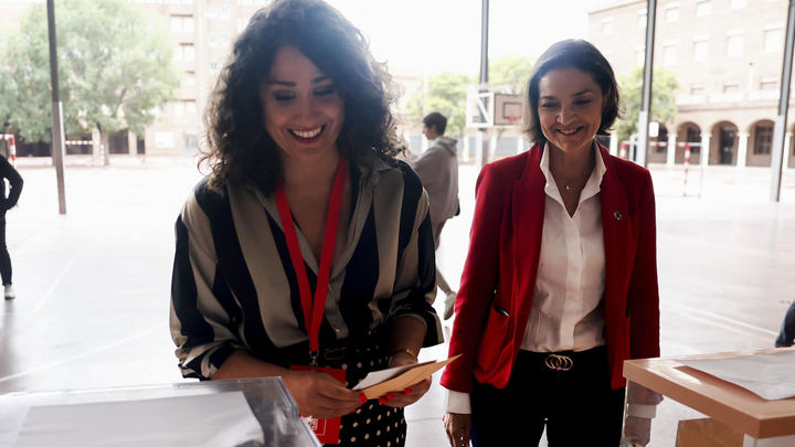 La exministra de Industria y candidata del PSOE-M a la Alcaldía de la capital Reyes Maroto, junto a Emma López (i), apoderada del PSOE, este domingo en el colegio Salesianos de Atocha. / EFE