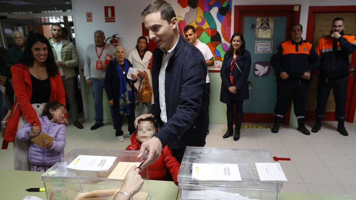 l candidato del PSOE a la Presidencia de Madrid, Juan Lobato vota en su colegio electoral de Chozas de la Sierra en Soto del Real, Madrid, este domingo durante las elecciones municipales y autonómicas / EFE