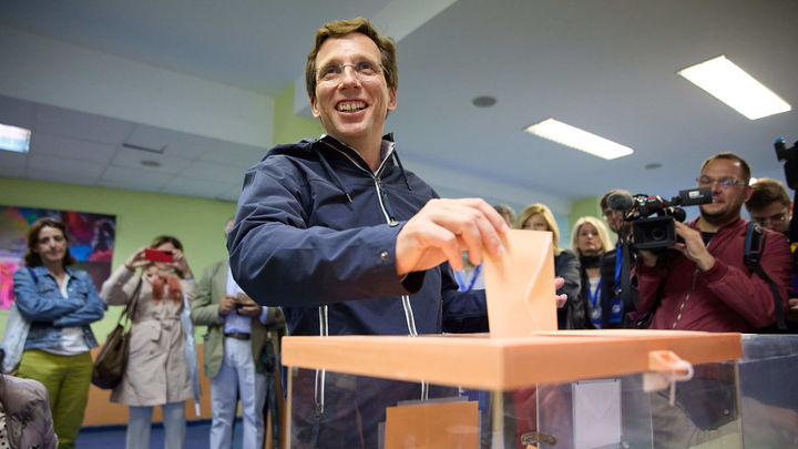 Martínez-Almeida vota para las elecciones municipales y autonómicas de 2023 / EUROPA PRESS
