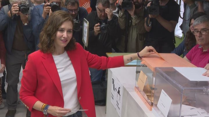 Isabel Díaz Ayuso votando en un colegio electoral de Chamberí / Telemadrid